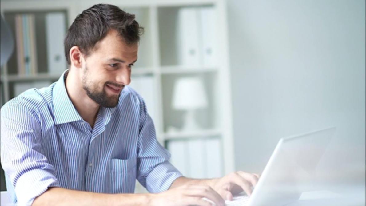 Studente che analizza dati durante una sessione pratica del programma